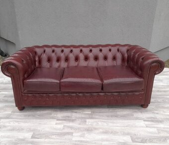 Pohovka Chesterfield . - 5