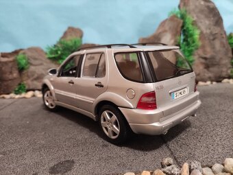 prodám model 1:18 mercedes benz ML55 amg - 5