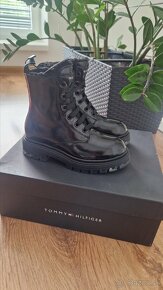 Nove zimne cizmy Tommy Hilfiger - 5