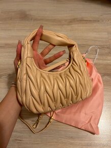 Miu Miu Wander matelassé nappa hobo bag - béžová (MM1) - 5