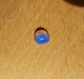 0,65 ct, "čierny" opál - kabošon, fialovo modrá, Austrália - 5