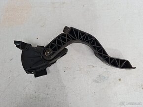 VW Passat B5.5 - Plynovy pedal 8D1 721 523 F - 5