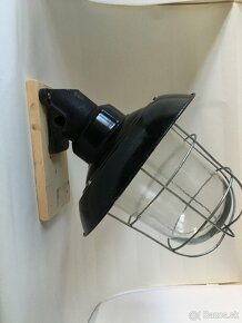 Predám priemyselnú lampu s uchytením na stenu - 5