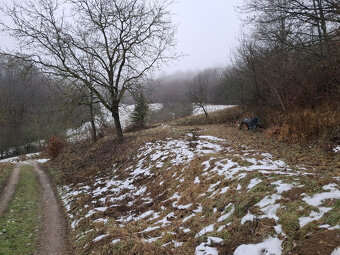 Pozemok na stavbu chatky obklopený horami nad obcou Haluzice - 5