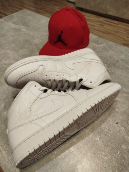 Air Jordan 1 Mid Triple white. Veľkosť : EU 44 - 5