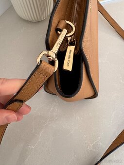 Michael Kors kožená crossbody kabelka - 5