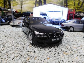 model auta BMW E61 M5 Touring čierna farba Otto mobile 1:18 - 5