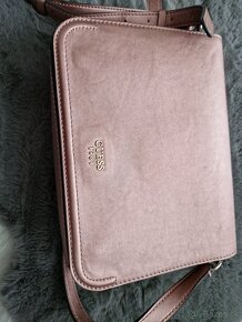 GUESS Crossbody růžová kabelka, jako nová + dustbag - 5