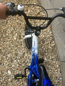 Modrý detský bicykel - 5