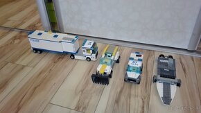 LEGO-Policajný kamion + dalšie autá a čln - 5