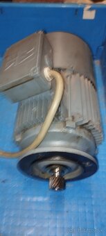 Motor 1,1 KW 1400 ot. 220/380 V. 20€ - 5