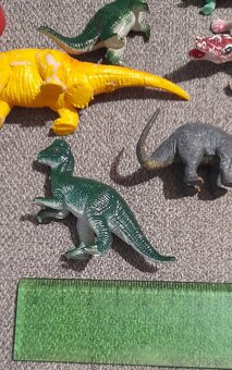 Predám knižku Dinosaury a k tomu figúrky Dinosaurov - 5