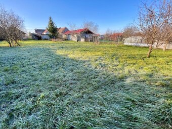 Na predaj veľký pozemok 1459 m² so starším RD v Bystričanoch - 5