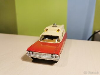 Corgi toys Cadillac Ambulancia - 5