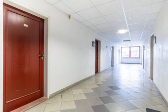 KANCELÁRIA NA PRENÁJOM-25 m2/vysoké stropy/300 € bez DPH - 5