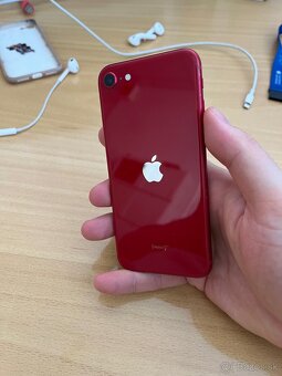 Predám iPhone SE 2. generácie (64GB) - Red - 5