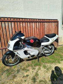 Suzuki GSXR 750 srad - 5