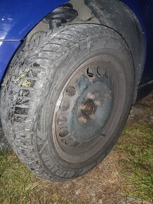 215/55 R16 zimné Goodyear ultragrip + plechove disky opel - 5