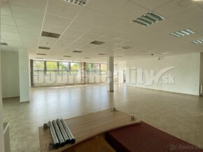 Na prenájom  pekný obchodný priestor o rozlohe 250m2 v Rimav - 5