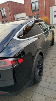 Tesla Model X - 5