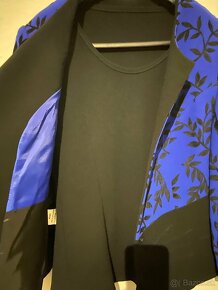 Vzorované modro-čierne sako s blúzkou - 5