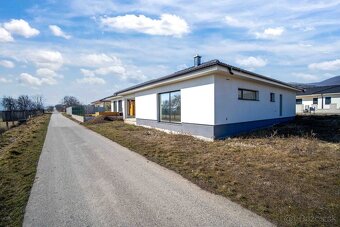 Novostavba- Bungalov s pekným výhľadom na Smolenický  zámok - 5