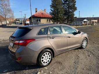 Hyundai i30 1.6crdi 94 kw - - 5