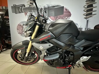 Suzuki GSR 750 - 5