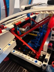 LEGO Technic pretekárske auto 42077 - 5