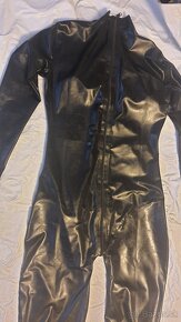 Latexovy celotelovy catsuit cierny s tvarovanim na prsia - 5