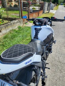 Suzuki GSR 750 - 5