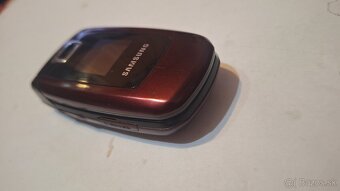 Samsung SGH-Z230 s nabijackou - 5