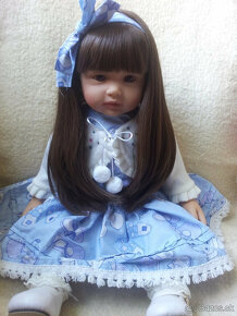 Realistická bábika v marhulkovom oblečení - 5