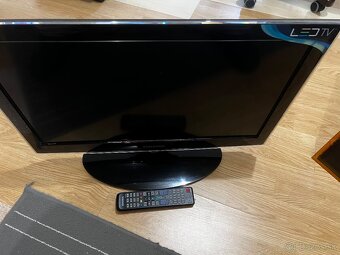 Krásny televízor s LED podsvietením panelov SAMSUNG UE26C40 - 5