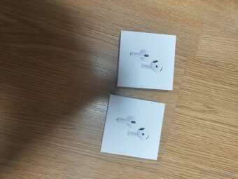 Predám  2x Apple airpods 4 - 5