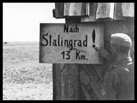 plechová cedule: Nach Stalingrad 13km - 5