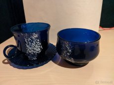 Sada modrych sklenenych hrncekov, tanierikov - 5