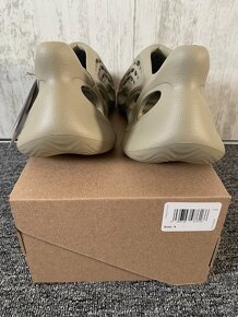 Yeezy Foam RNNR 'Stone Salt' (43) - 5