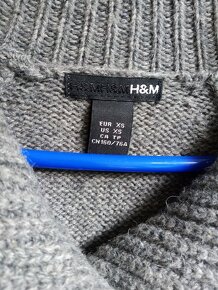 Šedý hrubý sveter s väčšími gombíkami značky H&M - 5