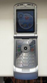 Predám Motorolu Razr V3 Silver... - 5