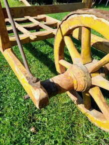 Starý drevený fúrik - tragač - barrow - wheelbarrow - 5