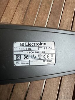 Predám tycovy elektricky vysávač Elektrolux Pico2-BL - 5