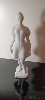 Krásna biela porcelánová šálka žena v kroji - 5