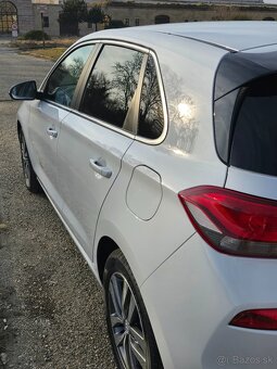 Hyundai i30 1,4 benzín FAMILY - 5