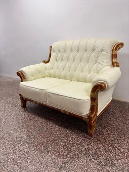 CHESTERFIELD SEDAČKA,ŠTÝLOVA V KOMB.S DREVOM - 5