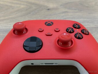 Originál ovládač na XBOX ONE a SERIES X Red + nabíjačka - 5