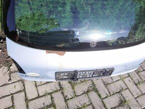 Predam zadne kufrove dvere na peugeot 206 - 5