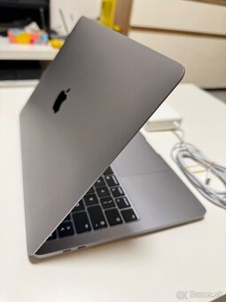 Predám vymením Macbook Pro 2020 Four Thunderbolt 500GB I5 - 5