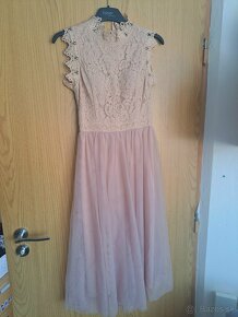 Elegantné šaty s čipkou a tylovou sukňou - 5