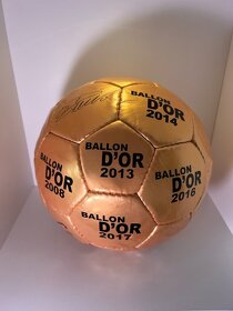 Zlatá lopta Cristiana Ronalda s autogramom CR7 - 5